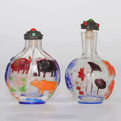 China snuffboxes (2) in glass with animal decoration