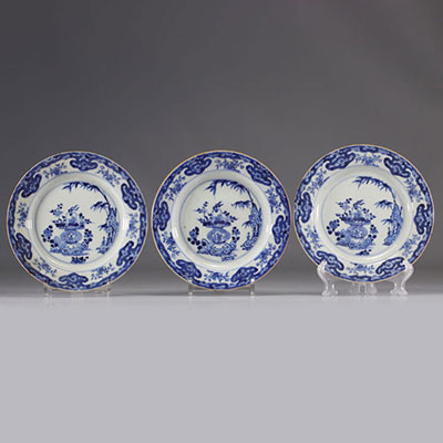 Assiettes (3) en porcelaine blanc bleu à décor de panier fleuris chine XVIIIème