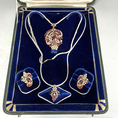 India - Set of 9K gold, pearls and rubies (ring, earrings and necklace).