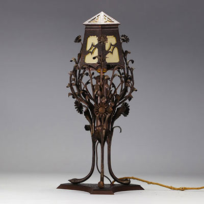 Art Nouveau lamp in wrought iron with thistle decoration, probably from the Nancy School.