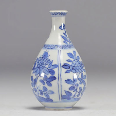 Petit vase en blanc et bleu à décor de fleurs de l'époque Kangxi (1661-1722)