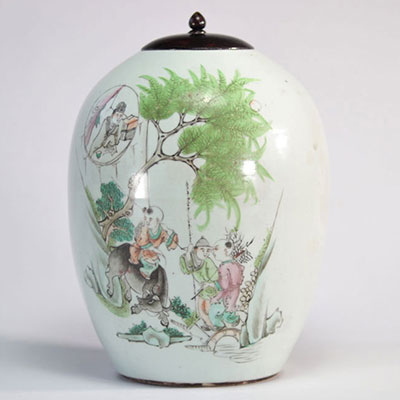 Vase couvert en porcelaine de chine à décor de personnages
