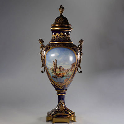 Imposant vase couvert en porcelaine et bronze dans le style de Sèvres vers 1900