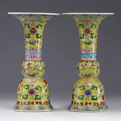 Chine - Paire de vases en porcelaine sur fond jaune à décor floral, époque Qing.