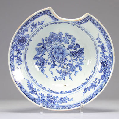 Rare plat à barbe en porcelaine de chine du XVIIIe siècle