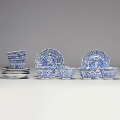 Lot de bols et de soucoupes en blanc et bleu à décors diverses de fleurs du XVIIIe siècle