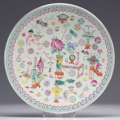 Plat en porcelaine de chine famille rose à décor de mobiliers