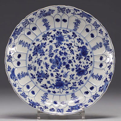 Chine - Assiette en porcelaine bleu blanc à décor floral, marque Kangxi.