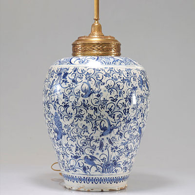 Imposante potiche en porcelaine de Delft XVIIème à décor de paons et perroquets