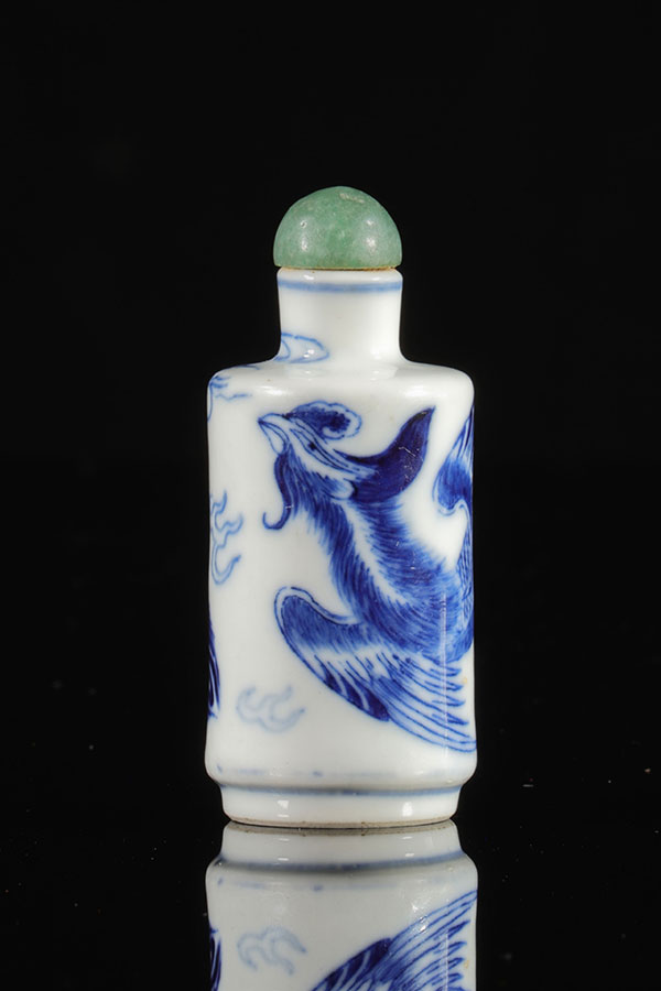 Chinese porcelain snuffbox with phoenix decoration