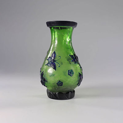 Vase en verre de Pekin à décor de papillons .