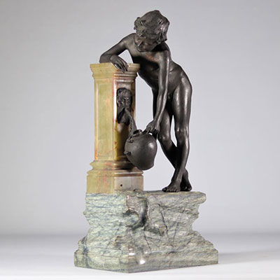 Statue en bronze démontrant un jeune garçon nu à la fontaine sur un socle en onyx