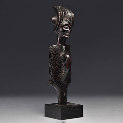 Tchokwé, RDC, sceptre sculpté patine foncée