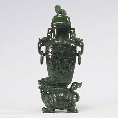Qilin surmonté d'un vase en jade couleur épinard sculpté de motifs floraux d'époque Qing (清朝)