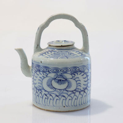 China blanc-bleu porcelain teapot