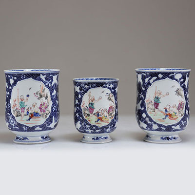Chopes (3) en porcelaines de la famille rose XVIIIème décors de personnages