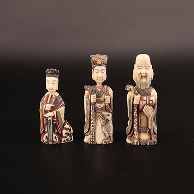 Chine - trois tabatières en ivoire sculpté polychrome représentant un sage et deux déesses vers 1900