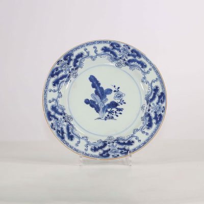 Assiette en porcelaine blanc bleu ,Chine XVIIIème.
