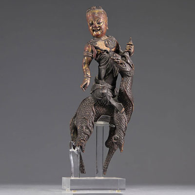 Sculpture chinoise en bois laqué d'un personnage sur un dragon