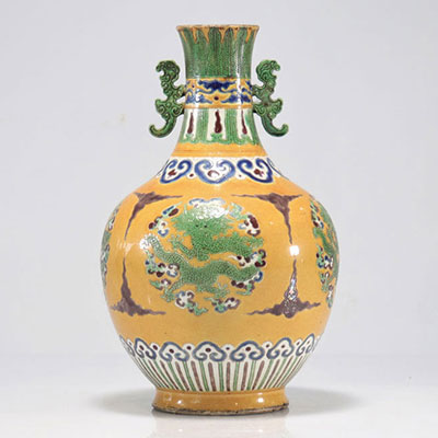 Vase en grès vernissé fond jaune à décor de dragons impériaux