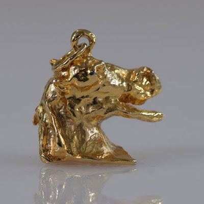 Salvador Dali - Pendant on gilded bronze with fine gold representing a horse's head. 1980. “Cabeza de Caballo Riendo”.