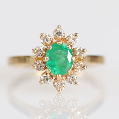 Marguerite ring in 18 K Gold, embellished with an emerald and diamond