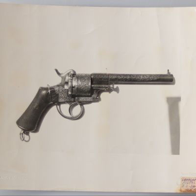 Andy WARHOL (USA, 1928-1987)-Revolver Gun.-Tirage photo sur papier albuminé.-Taille : 20 x 25 cm