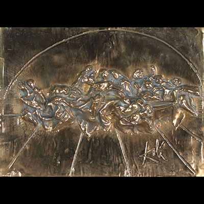 Salvador Dali «La Cène» 1979 Bas relief en laiton repoussé à patine or  Signé en bas à droite «Dali» embossé