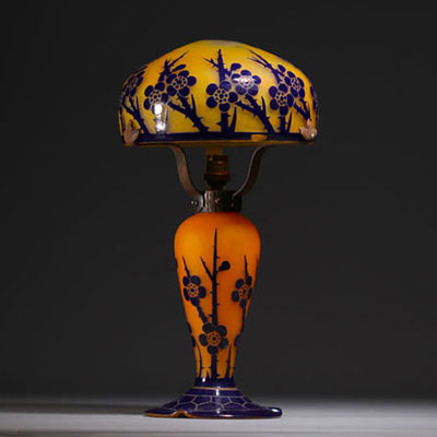 Le Verre Français - Lampe de table en verre multicouche dégagé à l'acide à décor d'aubépines bleues sur fond orange.