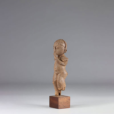 Lobi statuette-Very old Lobi statuette. Harmonious face with the mouth masked by the hand. Earthy patina, accidents, eroded base. First half of the XXth Century. Height without base: 19.5 cm.