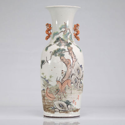 Vase en porcelaine de Chine à décor de daim. Vase d'artiste.