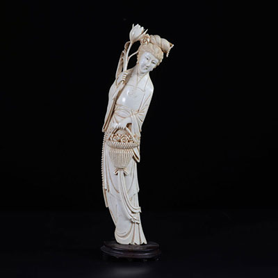 Chine grande sculpture en ivoire jeune femme au panier fleuris vers 1900