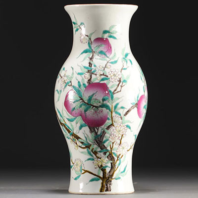 Chine - Vase en porcelaine au décor des neuf pêches, famille rose, époque Qing.