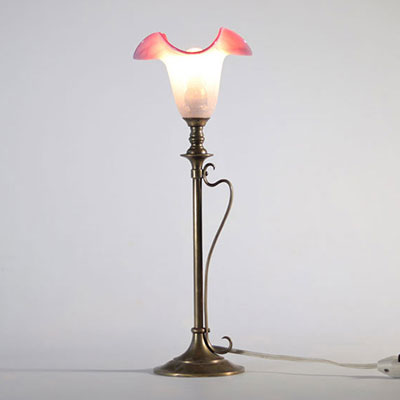 Lampe de table Art Nouveau en laiton et tulipe rose partiellement opalescente vers 1900