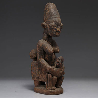 Maternité Yoruba (Nigéria) portant deux enfants