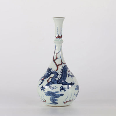 Vase piriforme à décor de dragon bleu et rouge fer époque Qing