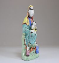 Chine - Guanyin en porcelaine de la famille rose, d'époque Qing