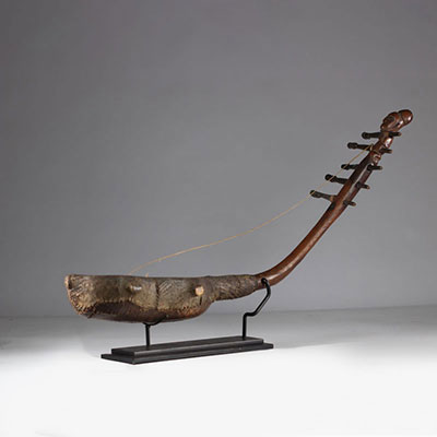 Rare harpe de cour Mangbetu avec personnage sculpté . début 20ème Prov: Missionnaire P.Costermans/Coll.Privée Belqique.