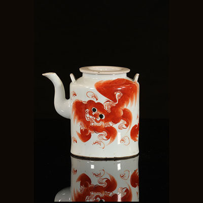 中国-带狗装饰的中国瓷茶壶