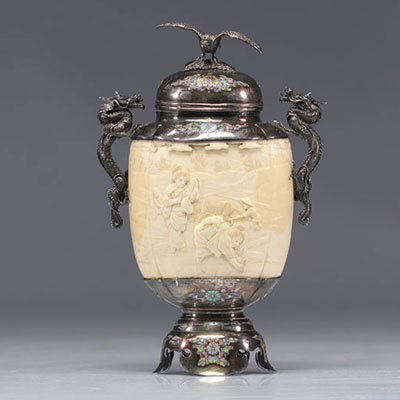 Exceptionnel vase Japonais en ivoire avec une monture en argent et émail d'époque Meiji (明治時代 -1868 - 1912)