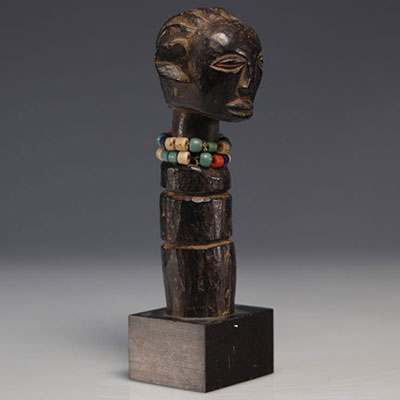 Tanzania, statue adorned with pearls