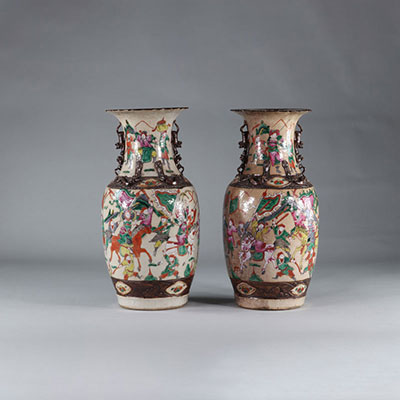 CHINE, Nankin. Paire de vases balustres à décor de guerriers chinois. marque.