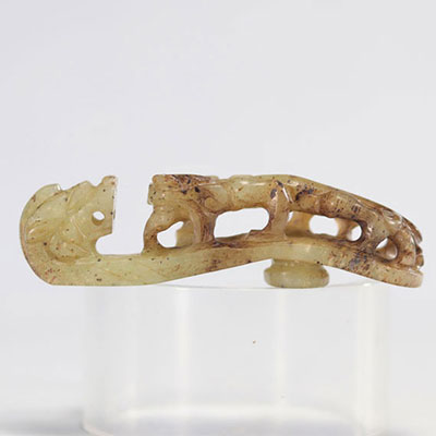 Jade fibula in the shape of a dragon probably originating from the Ming Dynasty (明朝)
