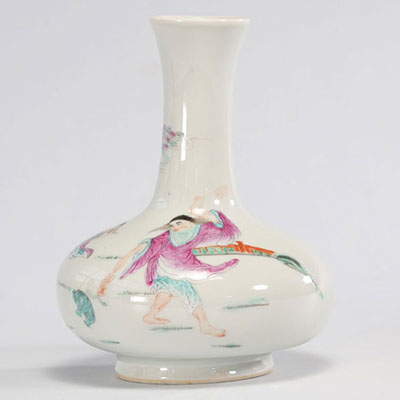 Vase en porcelaine de chine famille rose à décor de personnages
