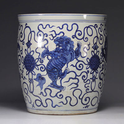 Imposant vase blanc bleu à décor de dragons