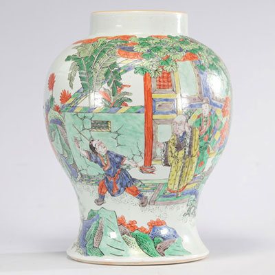 Vase en porcelaine famille verte à décor de personnages