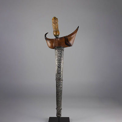 Asie couteau (Kriss) manche en ivoire finement sculpté et son fourreau 19ème 