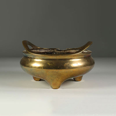 Brule parfum tripode en bronze ,Chine fin XIXème.