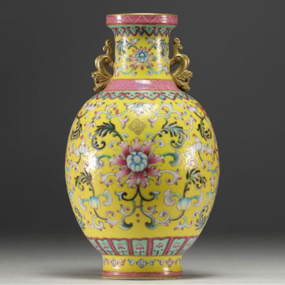 Chine - Vase en porcelaine de la famille rose sur fond jaune marque au bleu sous la pièce.