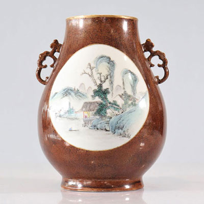 Vase de forme Hu famille rose brun poudré or à cartouches décors de paysages